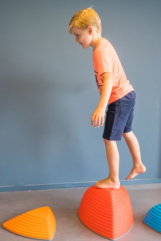 Fysiotherapeut observeert een kind